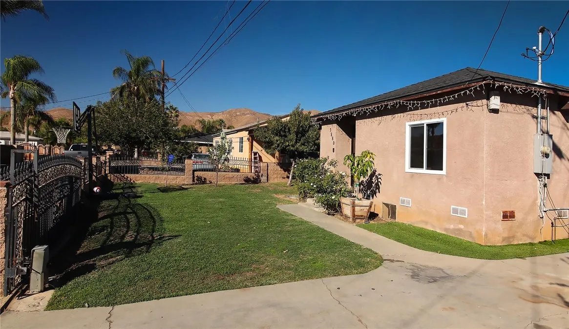 3880 Fox Tail, Jurupa Valley, California 92509 home-pic-1